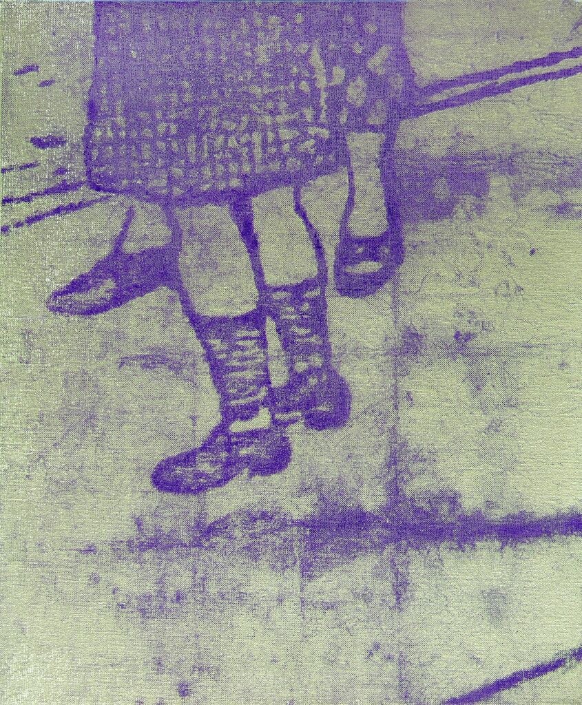 Dans la rue, marcelle marche vite