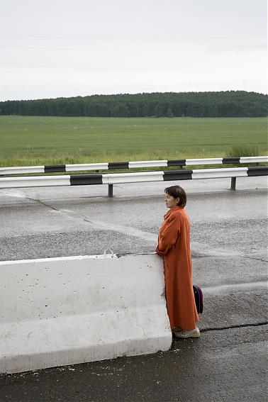 Woman waiting (Sibir)
