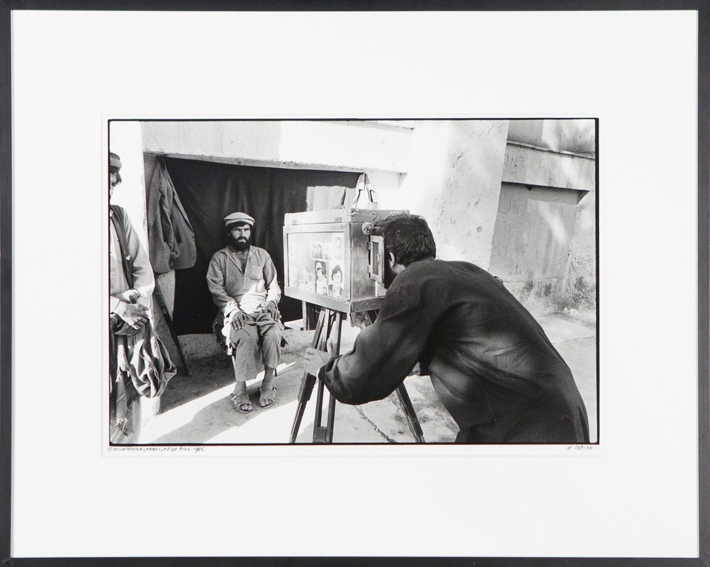 Kabul, Afghanistan, 1996. Straatfotograaf maakt pasfoto’s