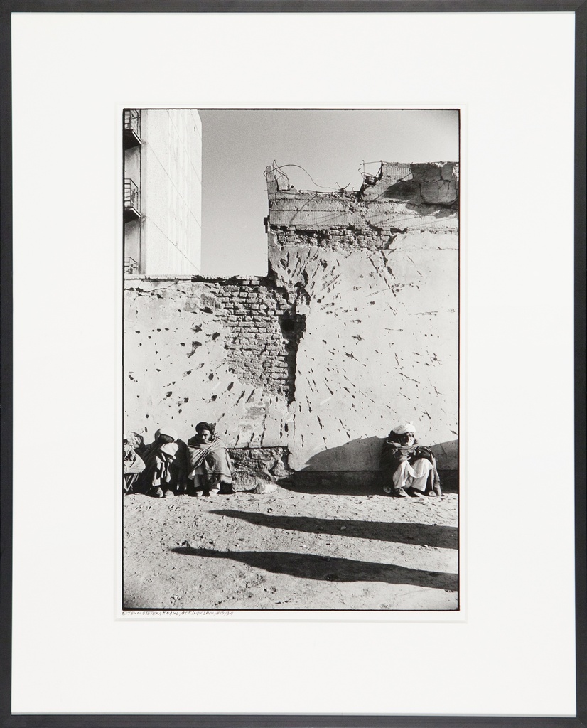 Kabul, Afghanistan, 2001. Vluchtelingen schuilen voor de winterkoude bij de vormalige USSR ambassade