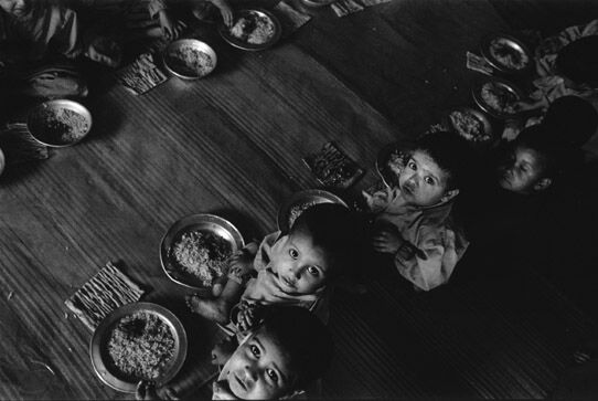 Kabul, Afghanistan, 1996. Lunchtijd in het weeshuis