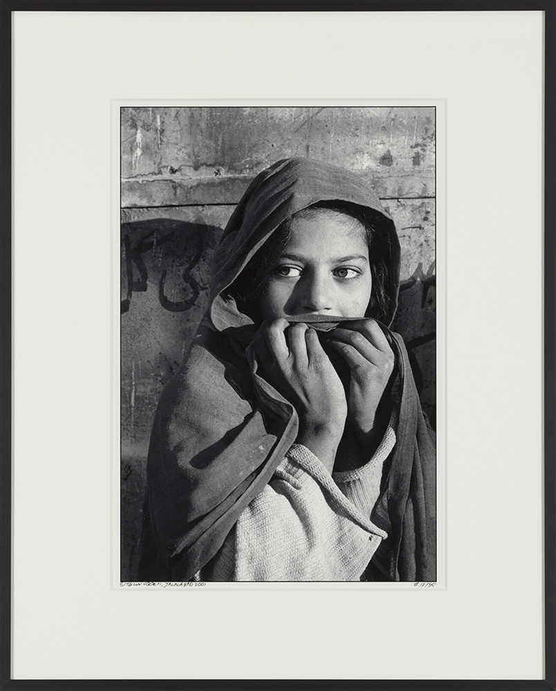 Jalalabad, Afghanistan, 2001. Verlegen meisje met sluier.