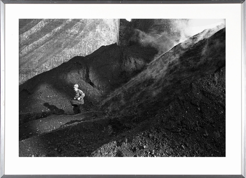 China, coalmine scavenger