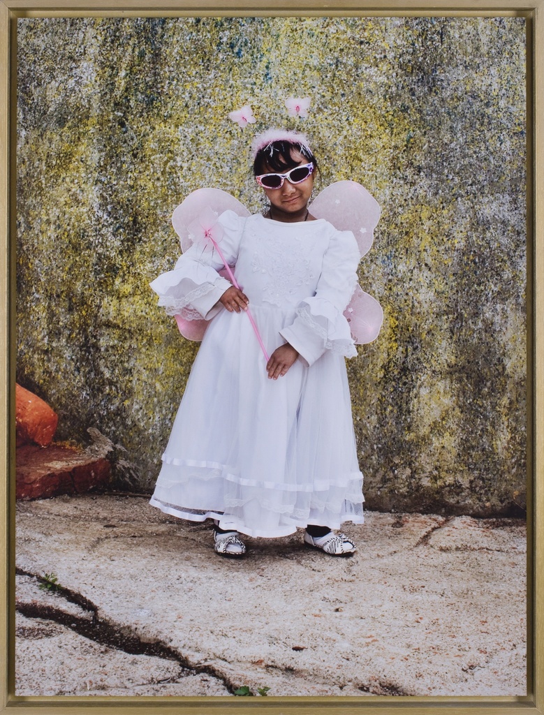 The dwarf empire (meisje in wit met zonnebril)