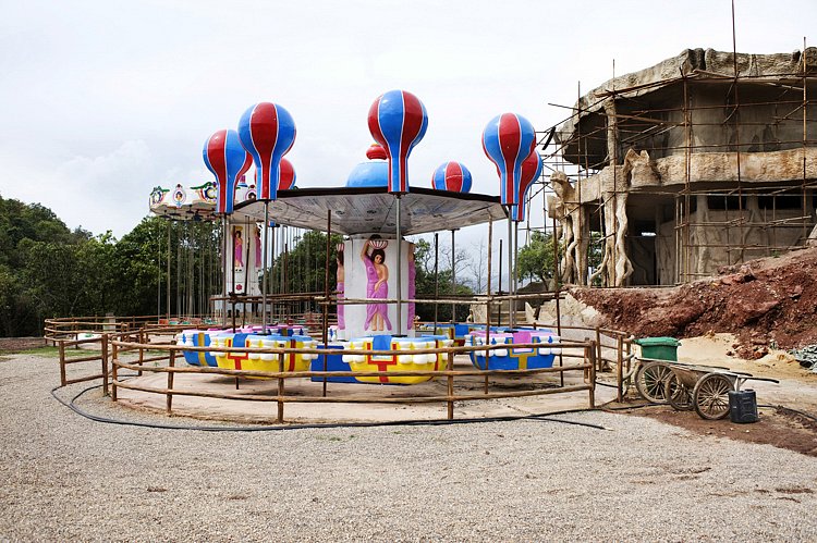 The dwarf empire (draaimolen)