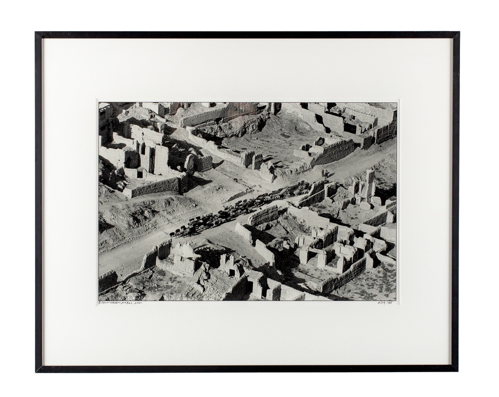 Kabul, Afghanistan, 2001. Herder leidt schaapskudde door verwoeste oude stad van Kabul.