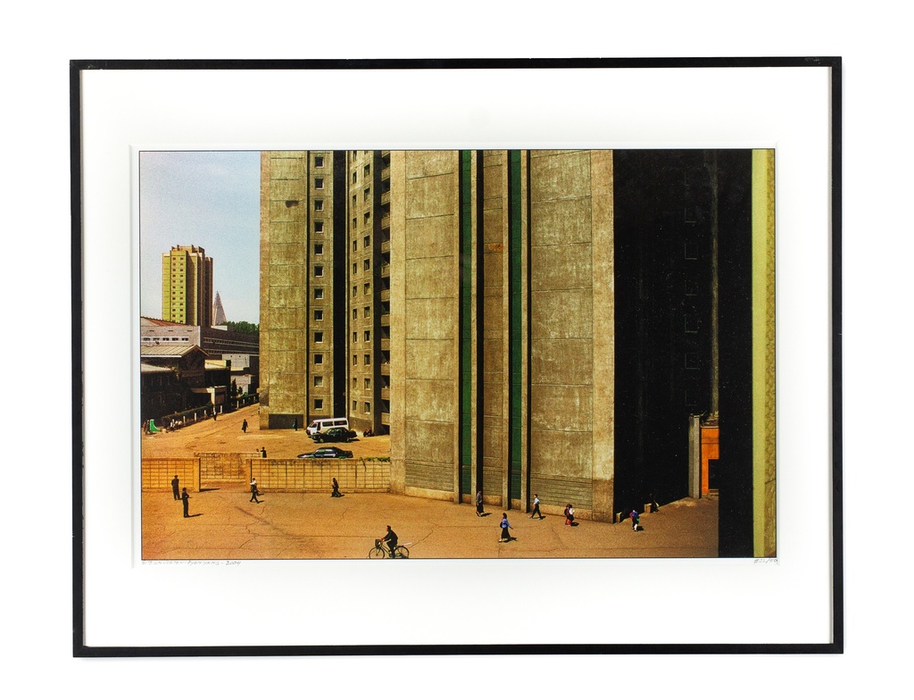 Pyongyang 2004. Appartementsgebouwen met surrealistisch licht