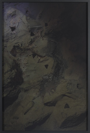 [11060031] Mots on wall