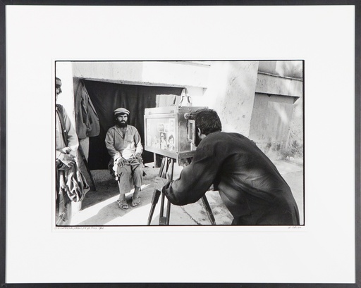 [14160018] Kabul, Afghanistan, 1996. Straatfotograaf maakt pasfoto’s