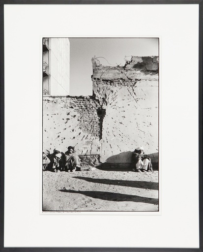 [14160020] Kabul, Afghanistan, 2001. Vluchtelingen schuilen voor de winterkoude bij de vormalige USSR ambassade