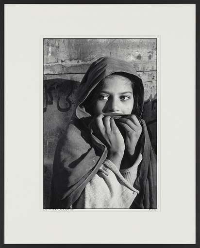 [14160088] Jalalabad, Afghanistan, 2001. Verlegen meisje met sluier.