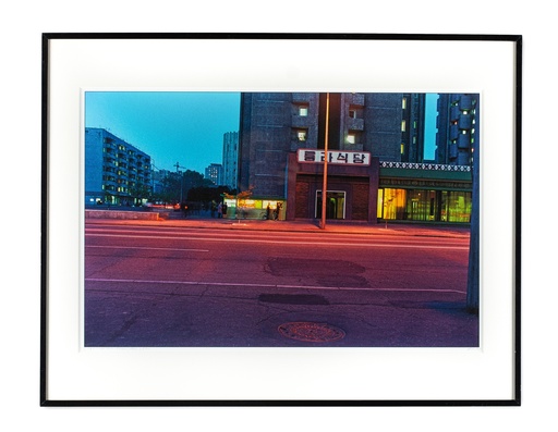 [14160103] Restaurant Row at Night Pyongyang 2004. Avondshot van lege restaurants op zaterdagavond